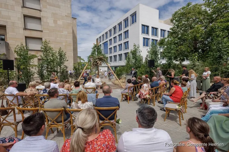 Park Romana geopend met huwelijksvoltrekking