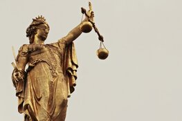 Verdachten gooien molotovcocktail naar politiebureau blijven 90 dagen langer vastzitten