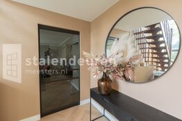 Stalen deuren: de mogelijkheden verrassend en het woongenot verbluffend