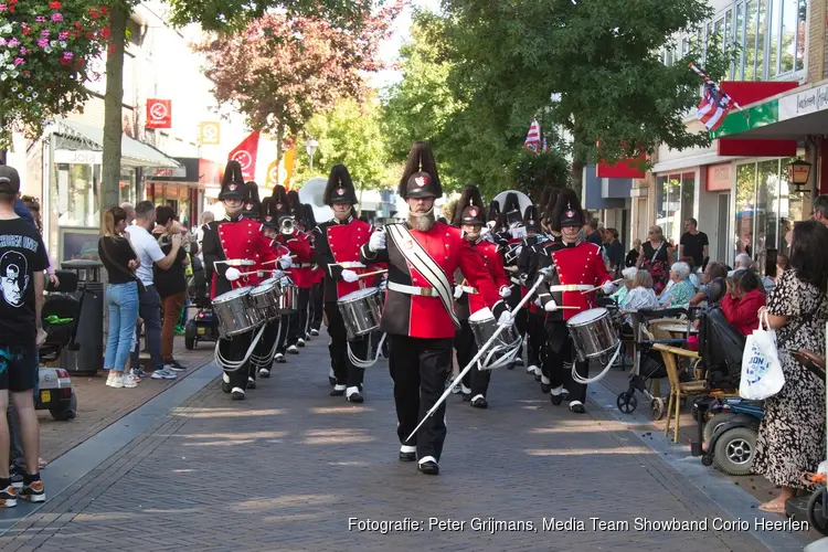 Showband Corio Heerlen op bevrijdingsfeest Hoensbroek