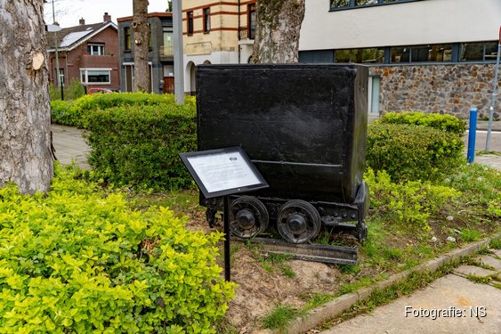 NS plaatst historische kolenwagen op station Hoensbroek