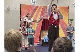 Wolkentheater bezorgt kinderen in asielzoekerscentra een magische circusdag