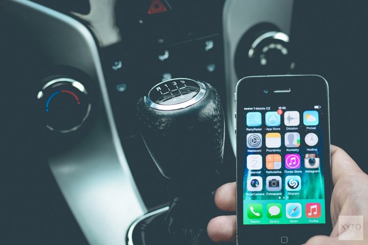 231 bekeuringen voor het vasthouden van een mobiele telefoon tijdens het rijden op de Limburgse snelwegen